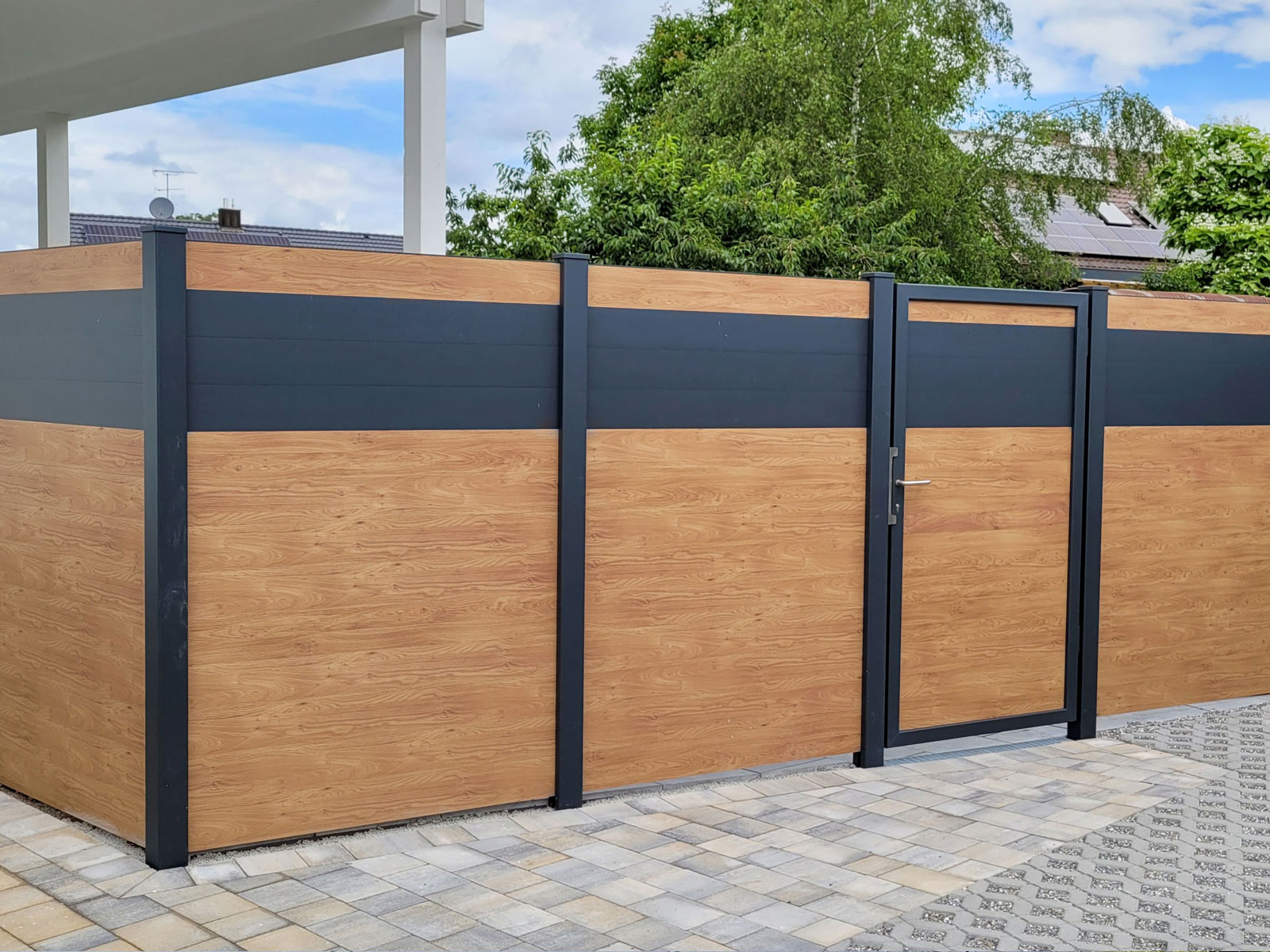 Primus Profil in Variante EIche Hell mit Akzent in RAL 7016 FS und individuell gearbeiteter Gartentuer