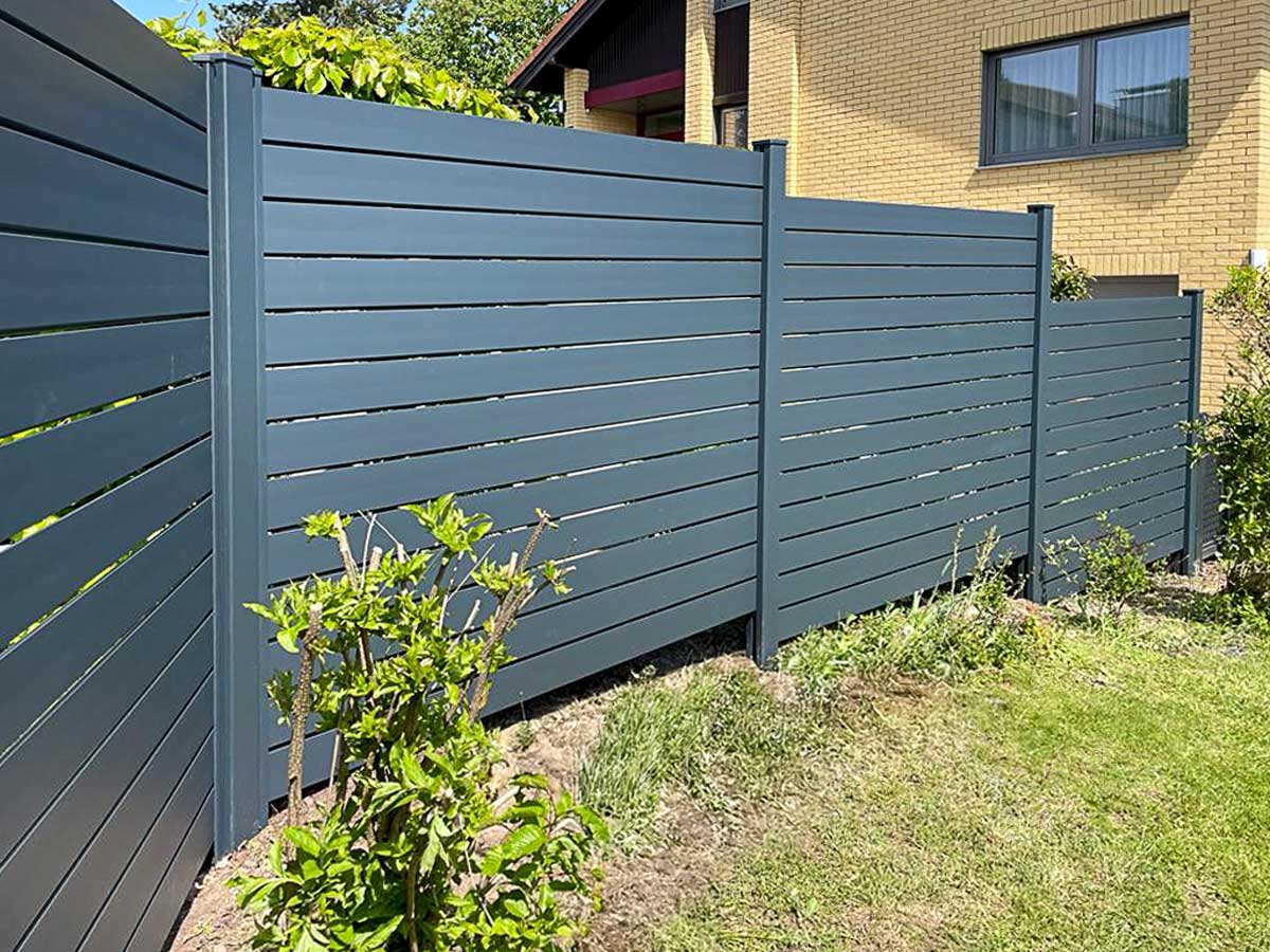 VALU Das Rhombus Profil 140x20 mm MAX in RAL 71016 FS im Garten innen