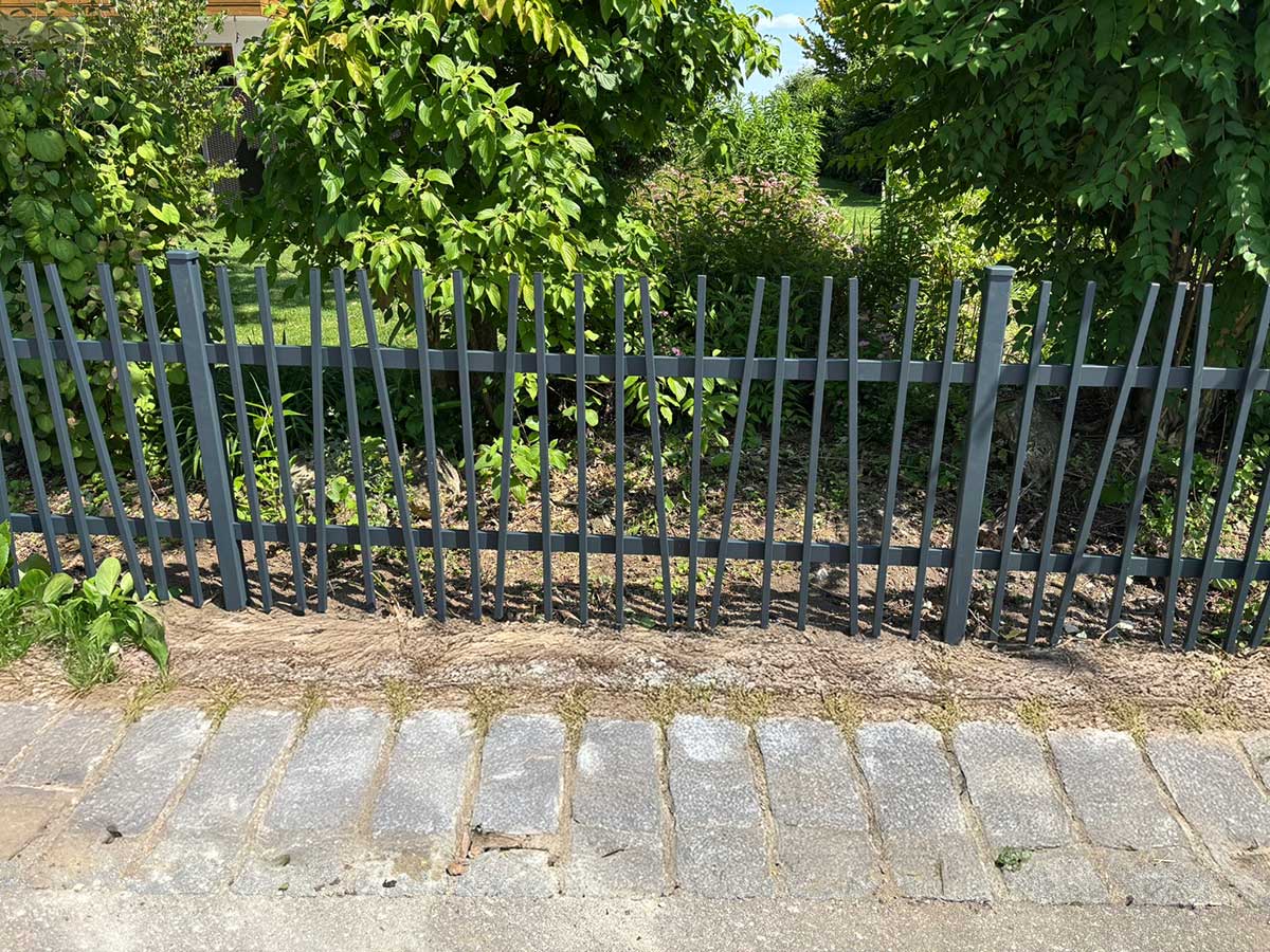 VALU Staketen Profil Q 20x20 mm in RAL 7016 schraeg