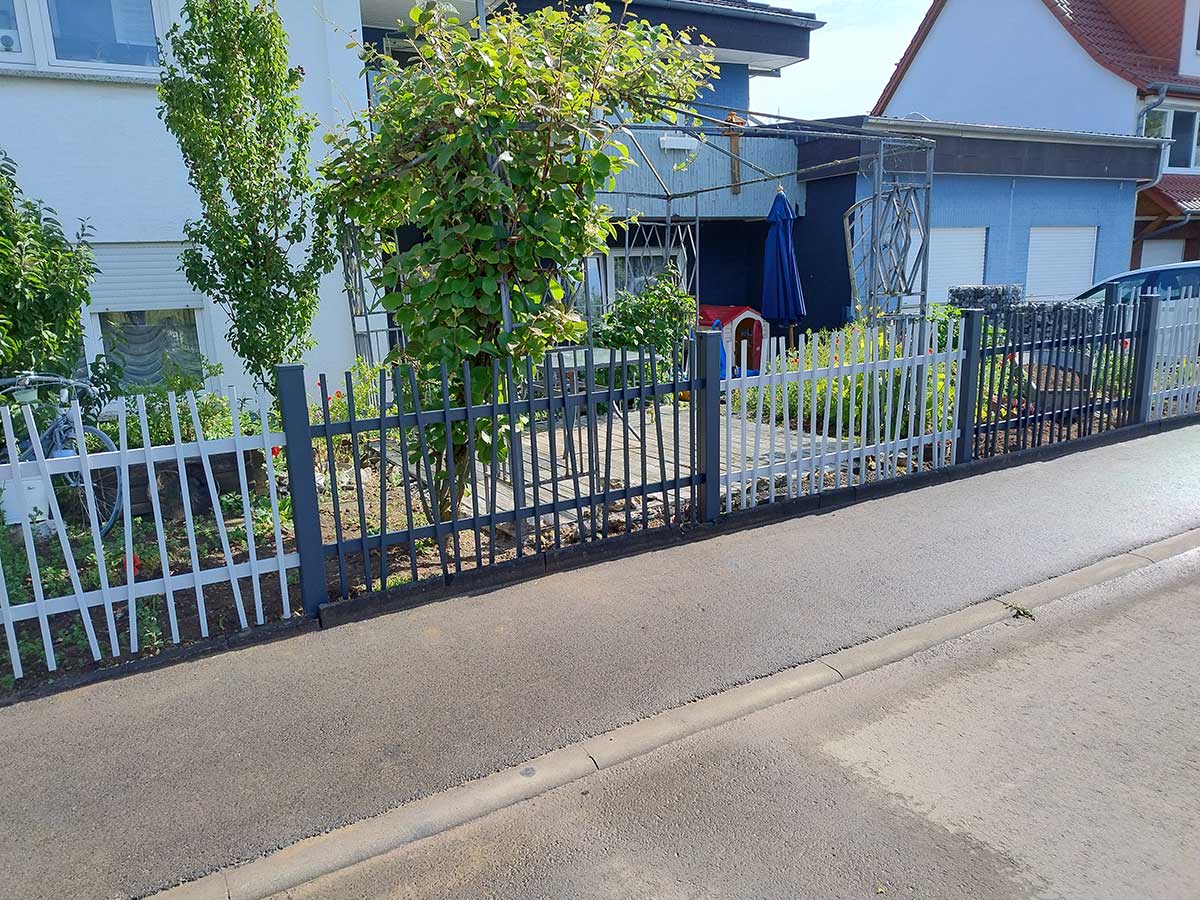 VALU Staketen Profil Q 20x20 mm in RAL 7016 wechsel RAL 9006 schraeg